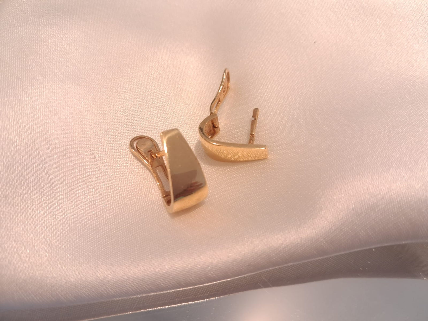 Par de brincos lisos Ourivesaria Carlos Alberto