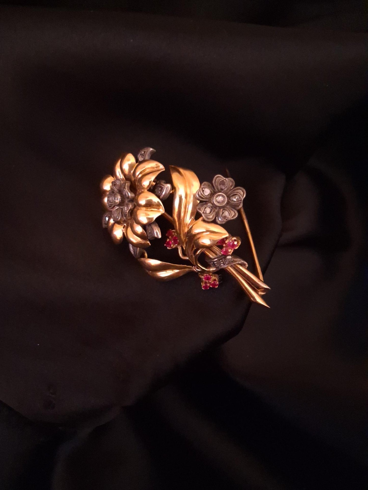 Alfinete peito ouro e prata com diamantes e pedras vermelhas Ourivesaria Carlos Alberto