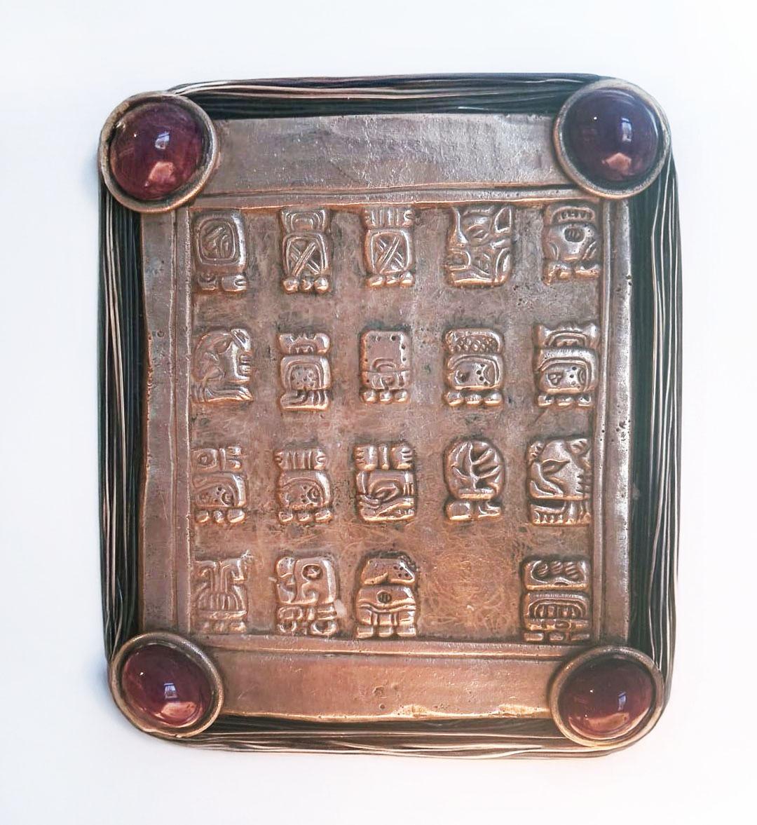 Bandeja em prata com pedras e figuras em relevo do Calendário Maia Ourivesaria Carlos Alberto