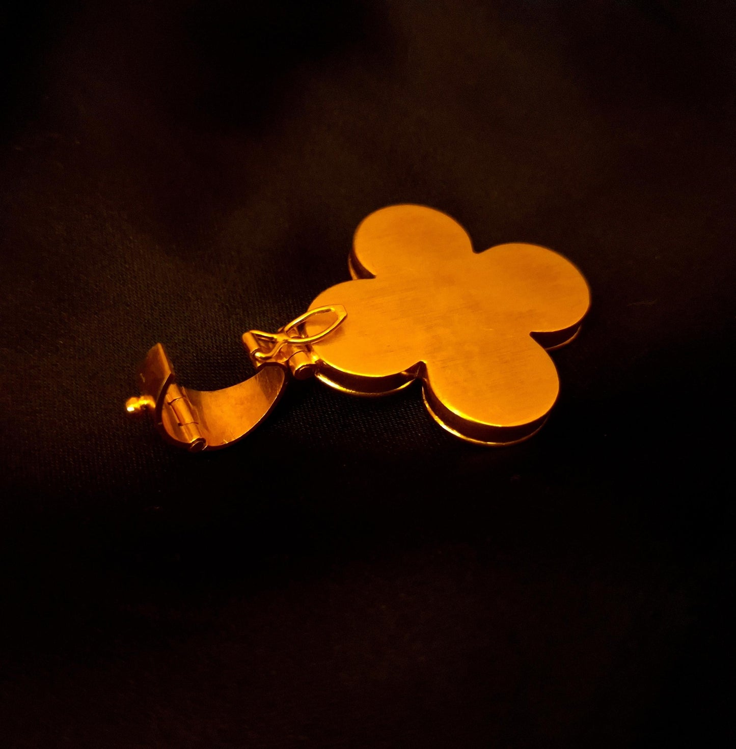 Medalha em forma de trevo c/ fecho Ourivesaria Carlos Alberto