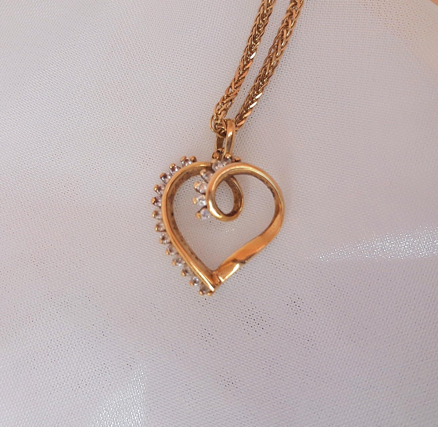 Medalha coração c/ pedras brancas Ourivesaria Carlos Alberto