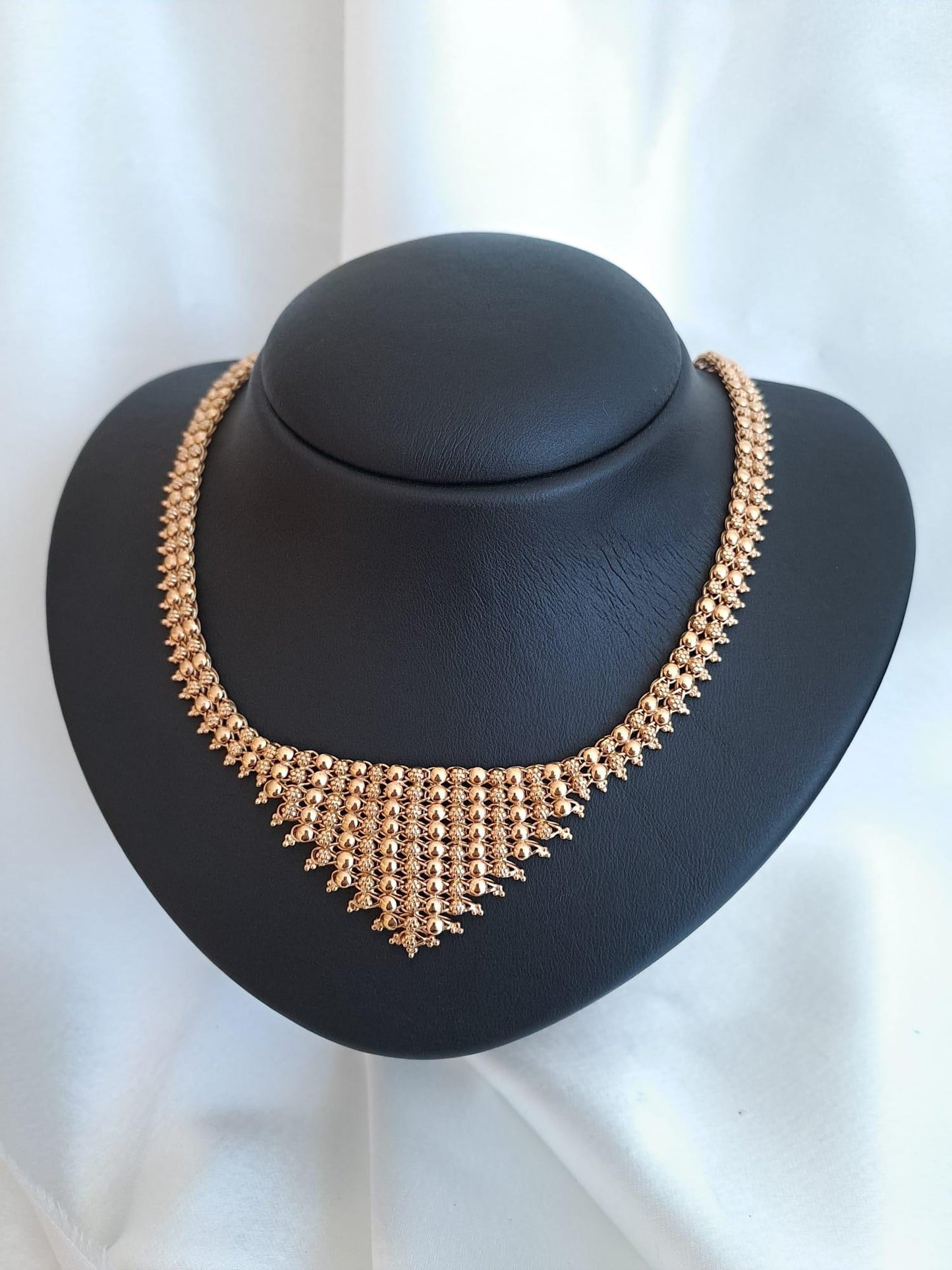 Gargantilha aos granitos com triangulo ao centro Ourivesaria Carlos Alberto