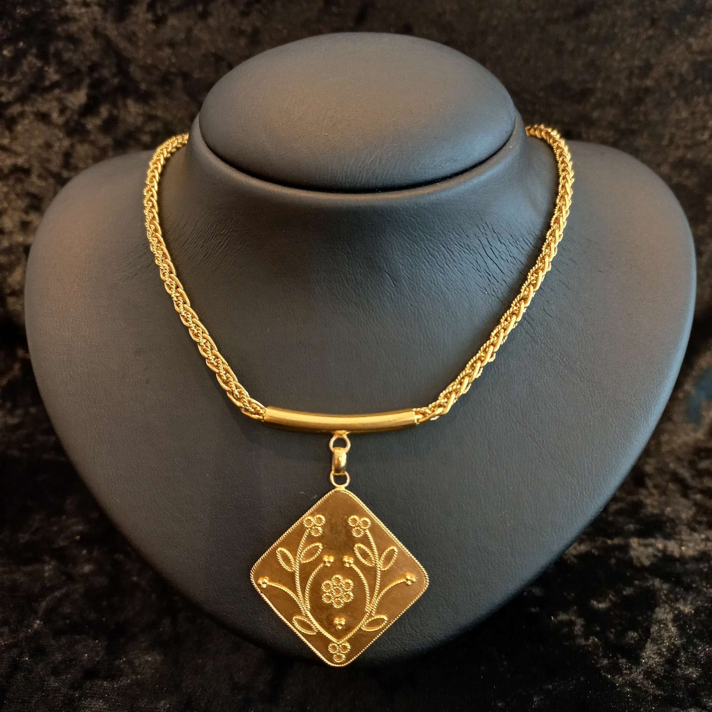 Gargantilha com medalha ao centro Ourivesaria Carlos Alberto