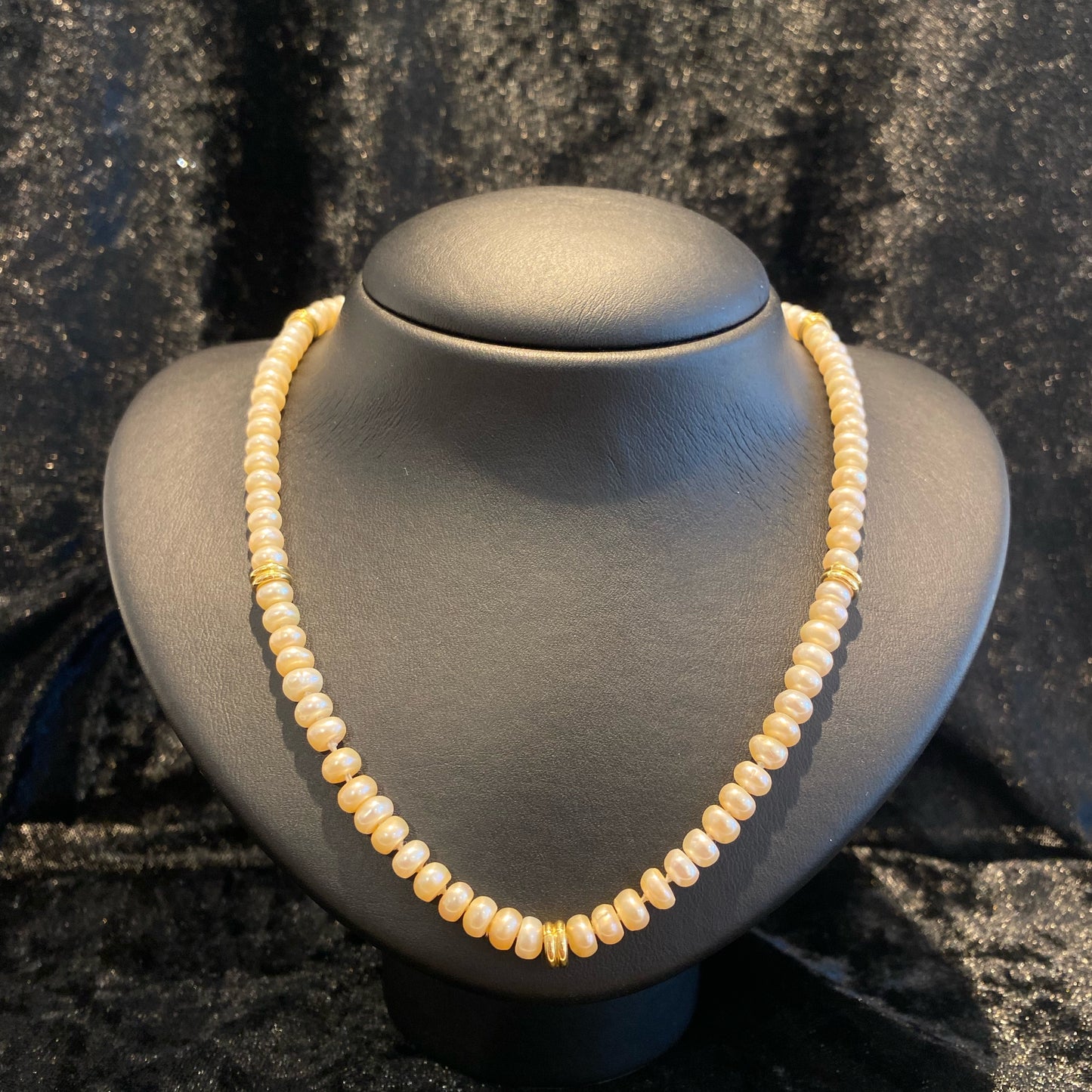 Colar de pérolas com fecho e elos em ouro Ourivesaria Carlos Alberto