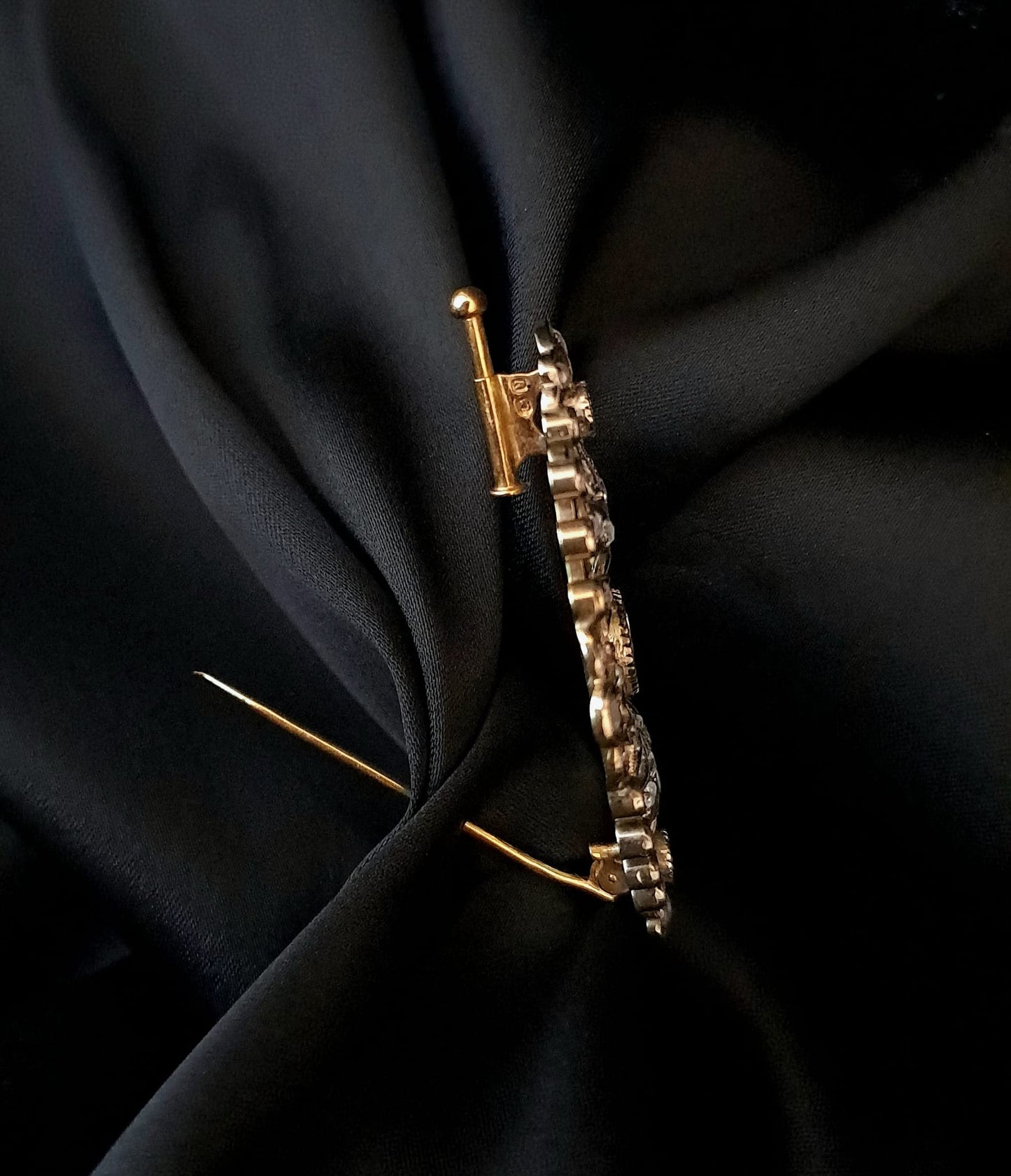 Alfinete ouro branco com Diamantes Ourivesaria Carlos Alberto