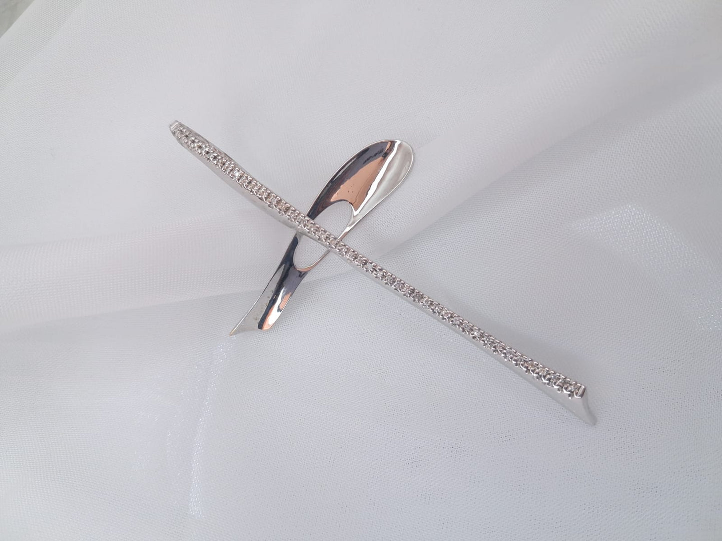 Cruz Ouro branco c/diamantes Ourivesaria Carlos Alberto