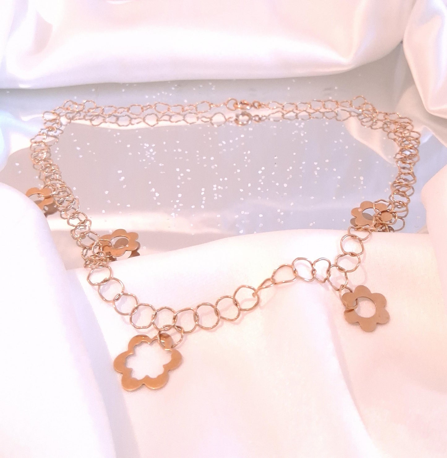 Gargantilha com chapas em forma de flor Ourivesaria Carlos Alberto