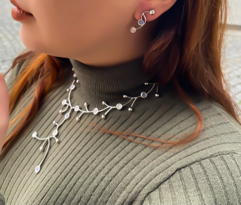 Conjunto em ouro branco com pedras e cor Ourivesaria Carlos Alberto