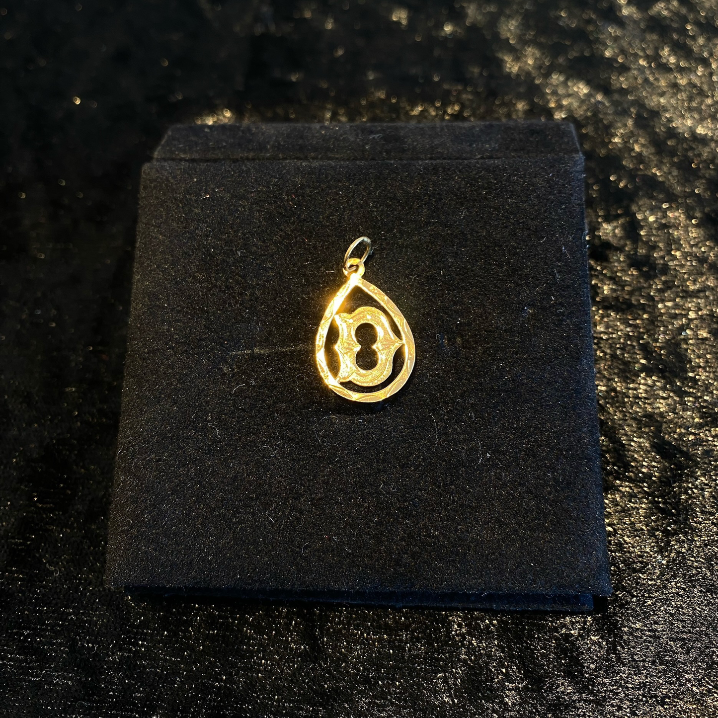 Medalha com letra D Ourivesaria Carlos Alberto