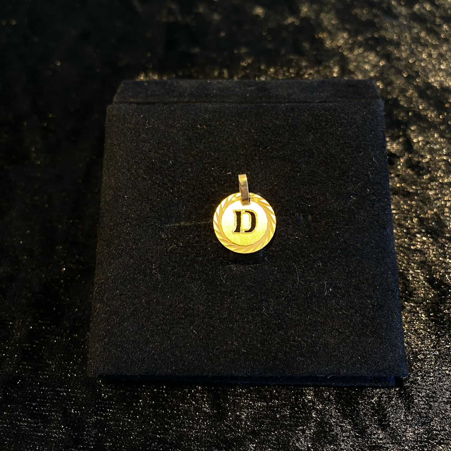 Medalha com letra D Ourivesaria Carlos Alberto