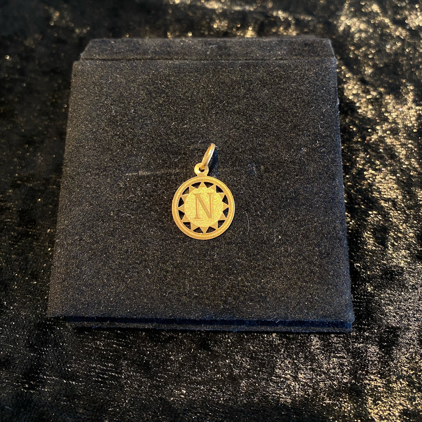 Medalha letra N Ourivesaria Carlos Alberto