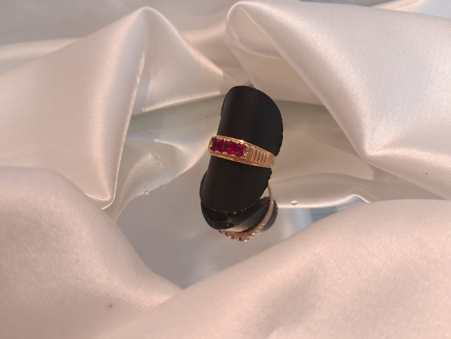 Anel com 3 pedras vermelhas Ourivesaria Carlos Alberto