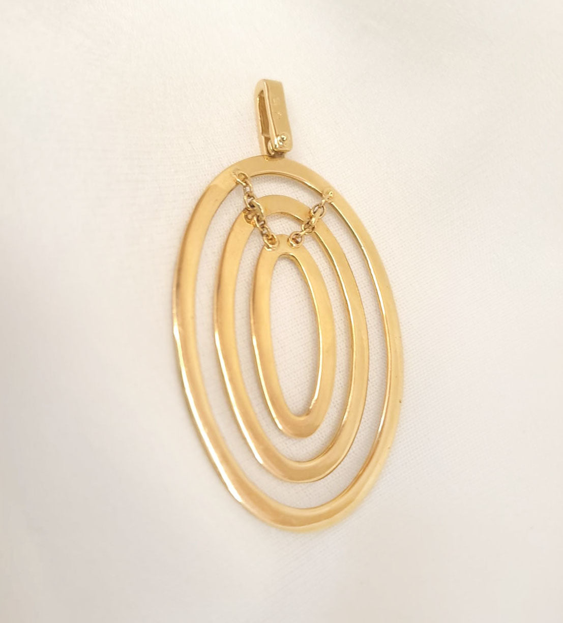 Medalha com elos ovais texturizados Ourivesaria Carlos Alberto