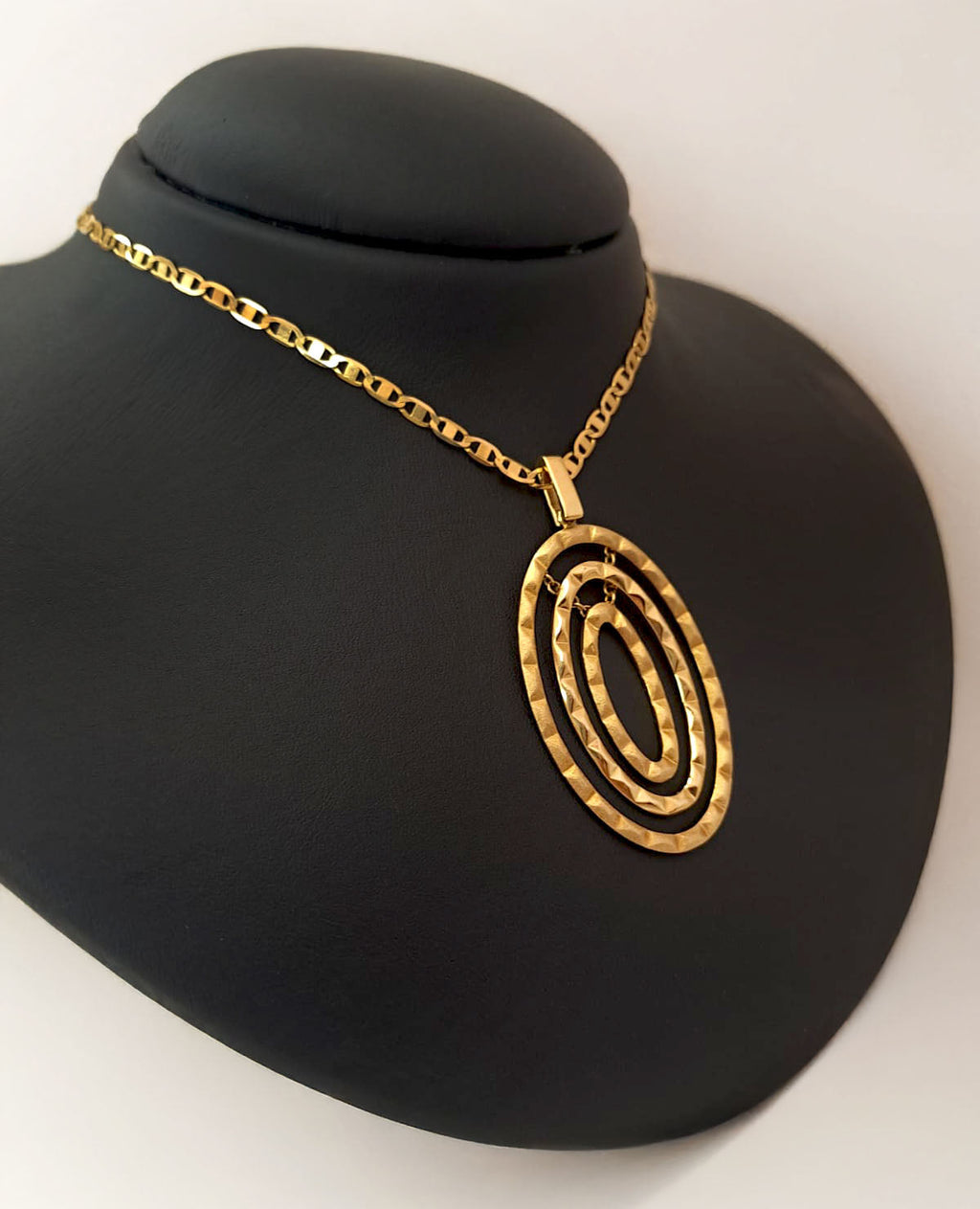 Medalha com elos ovais texturizados Ourivesaria Carlos Alberto