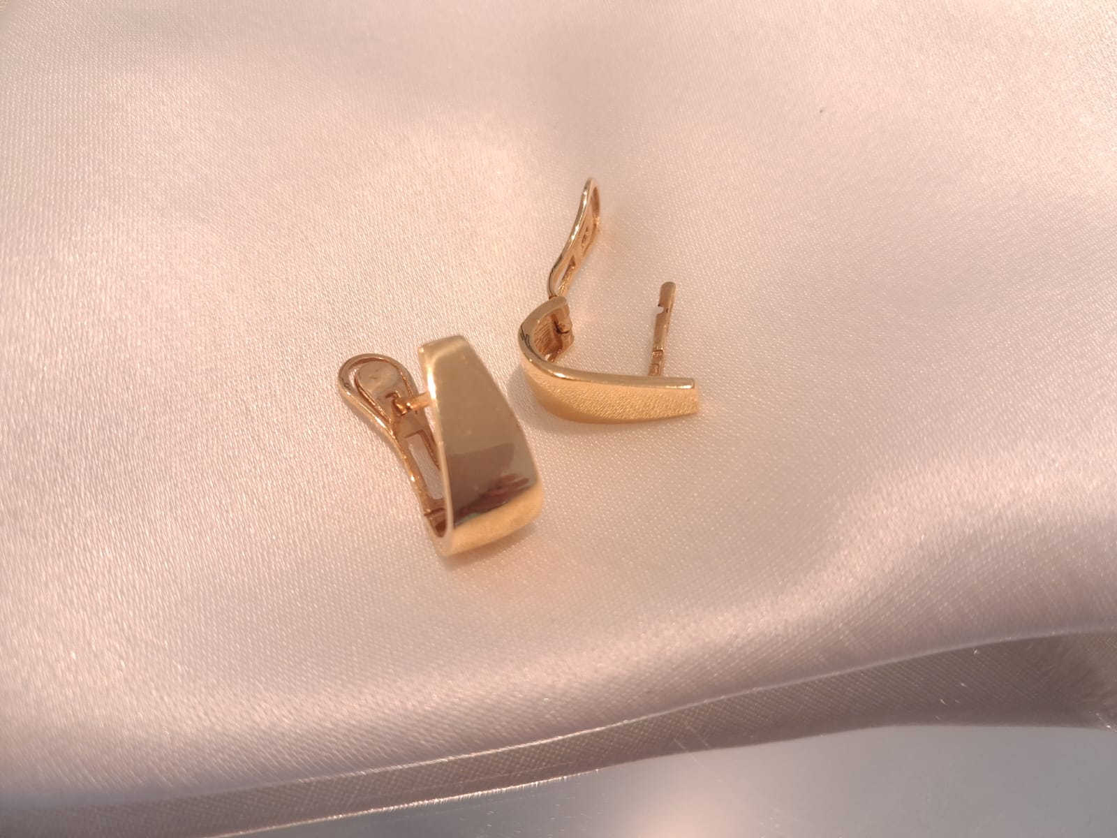 Par de brincos lisos Ourivesaria Carlos Alberto