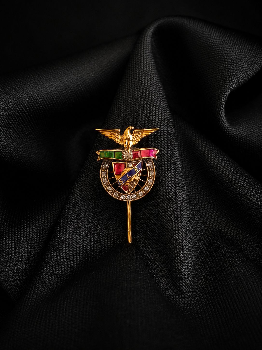 Alfinete peito  " SLB " com Diamantes e pedras de coloridas Ourivesaria Carlos Alberto