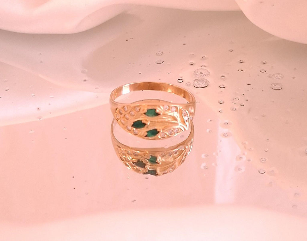 Anel com pedras verdes e brancas Ourivesaria Carlos Alberto