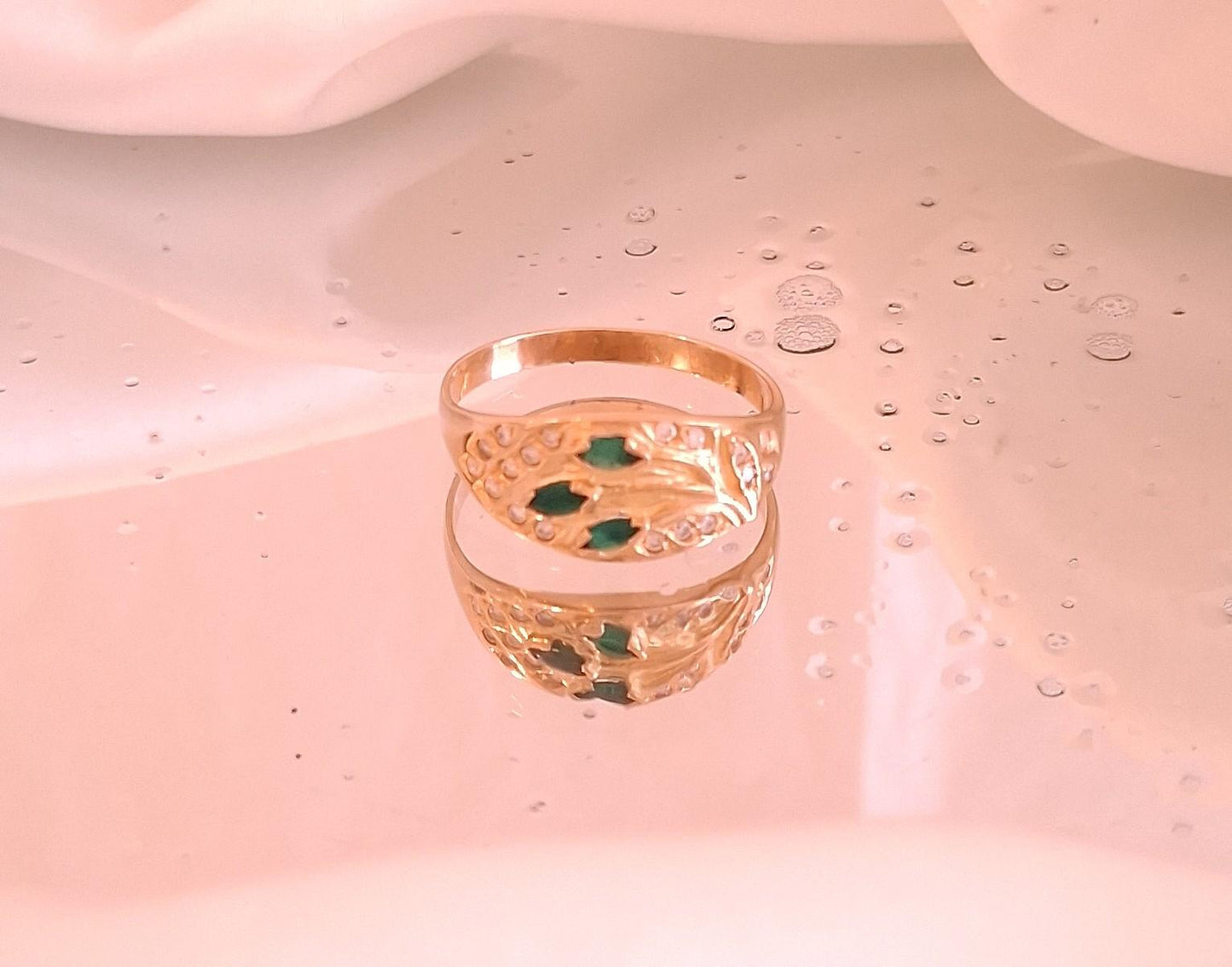 Anel com pedras verdes e brancas Ourivesaria Carlos Alberto