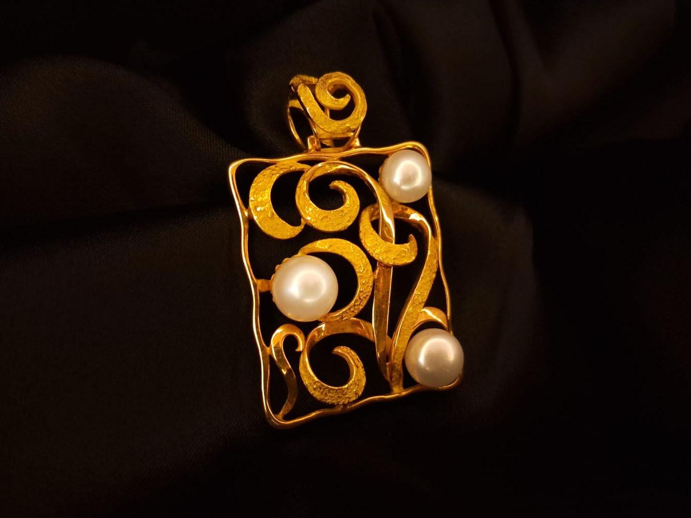 Medalha com 3 pérolas Ourivesaria Carlos Alberto