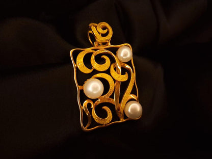 Medalha com 3 pérolas Ourivesaria Carlos Alberto