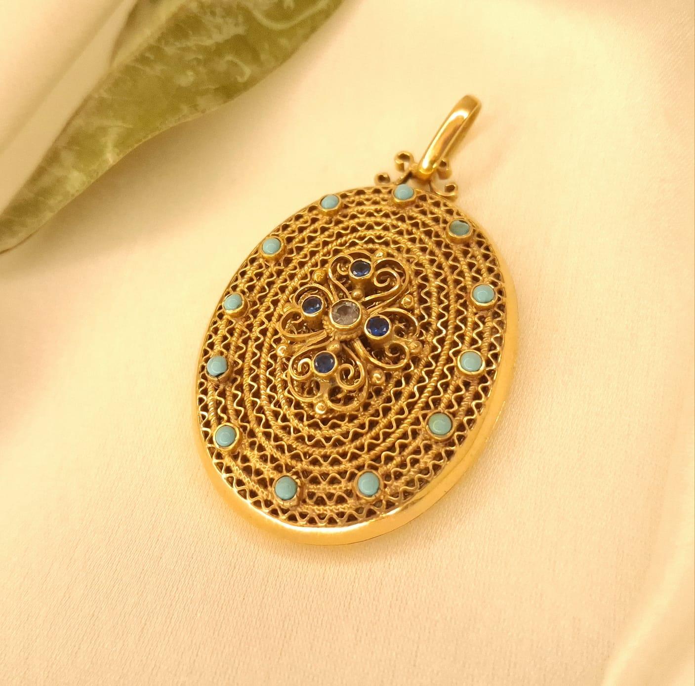 Medalhão de abrir trabalhado com pedras de cor Ourivesaria Carlos Alberto