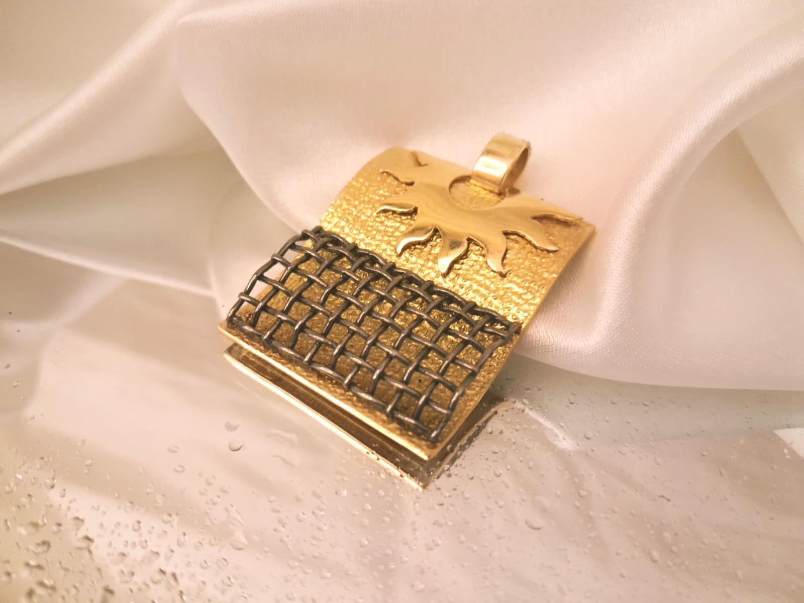 Medalha com sol em relevo Ourivesaria Carlos Alberto