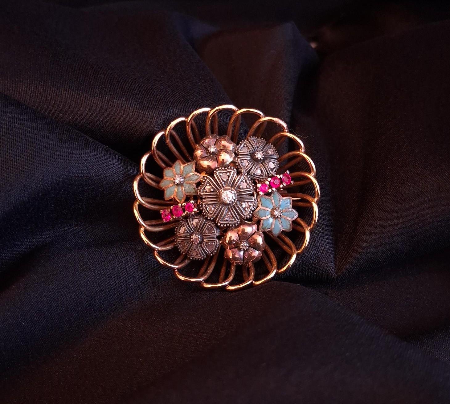 Alfinete ouro e prata com flores lacadas , pedras vermelhas e brilhantes Ourivesaria Carlos Alberto