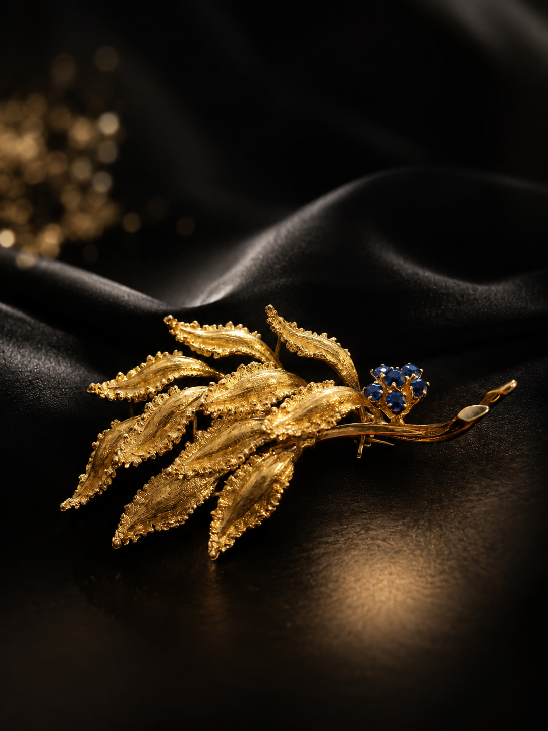 Alfinete em Ouro com Pedras Azuis – Design Floral Ourivesaria Carlos Alberto