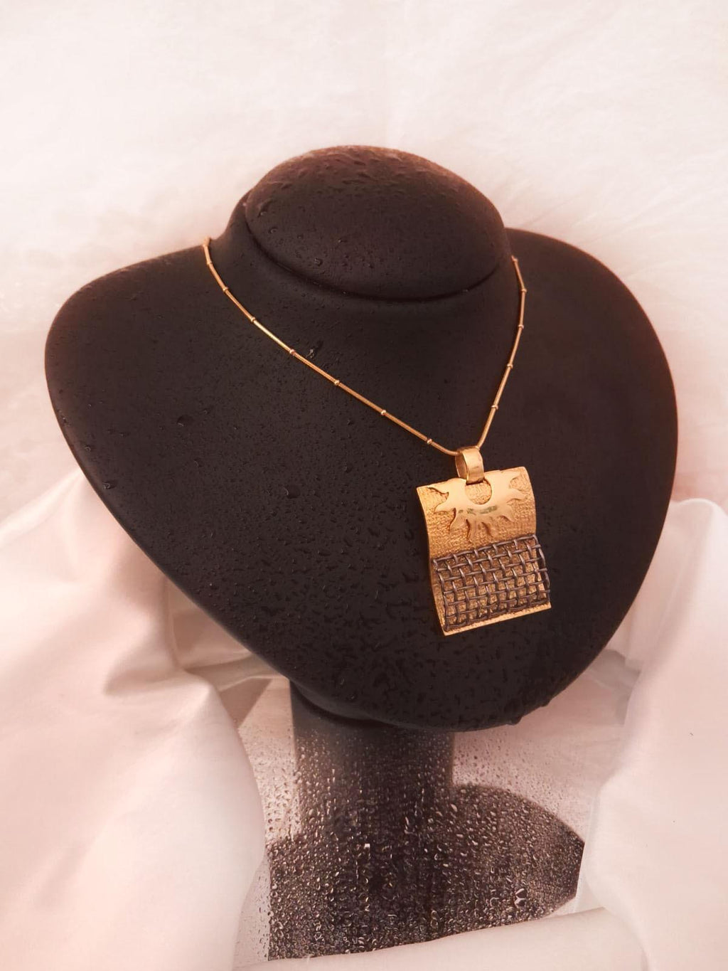 Medalha com sol em relevo Ourivesaria Carlos Alberto