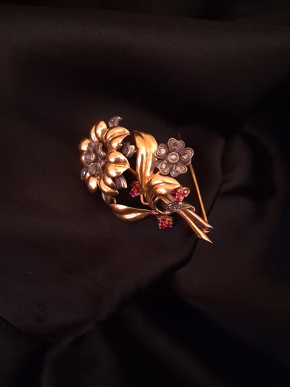Alfinete peito ouro e prata com diamantes e pedras vermelhas Ourivesaria Carlos Alberto