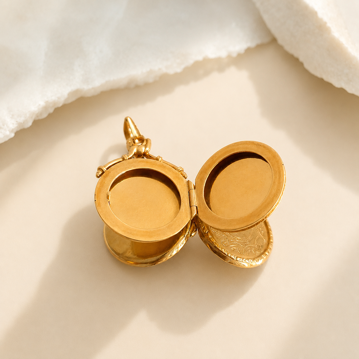 Medalha de abrir com flor esmaltada Ourivesaria Carlos Alberto