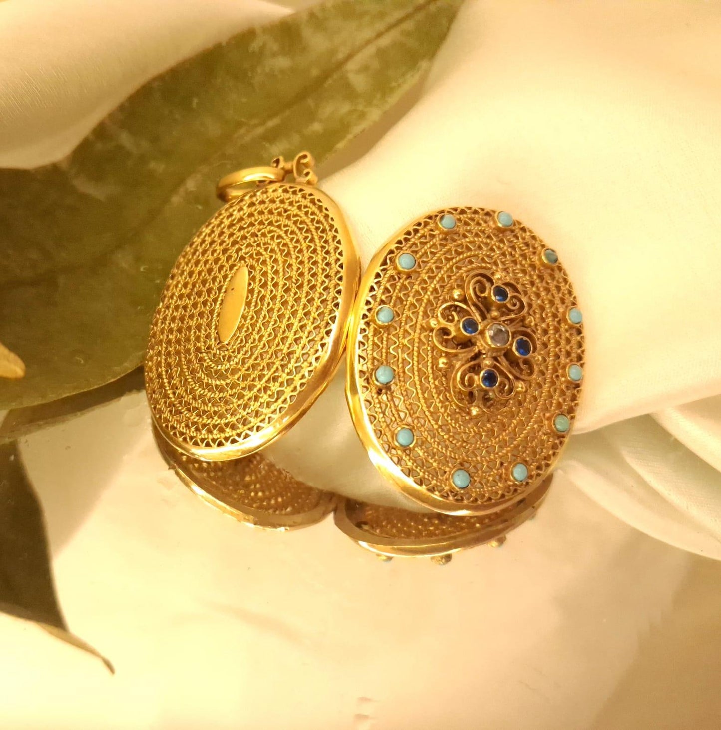 Medalhão de abrir trabalhado com pedras de cor Ourivesaria Carlos Alberto