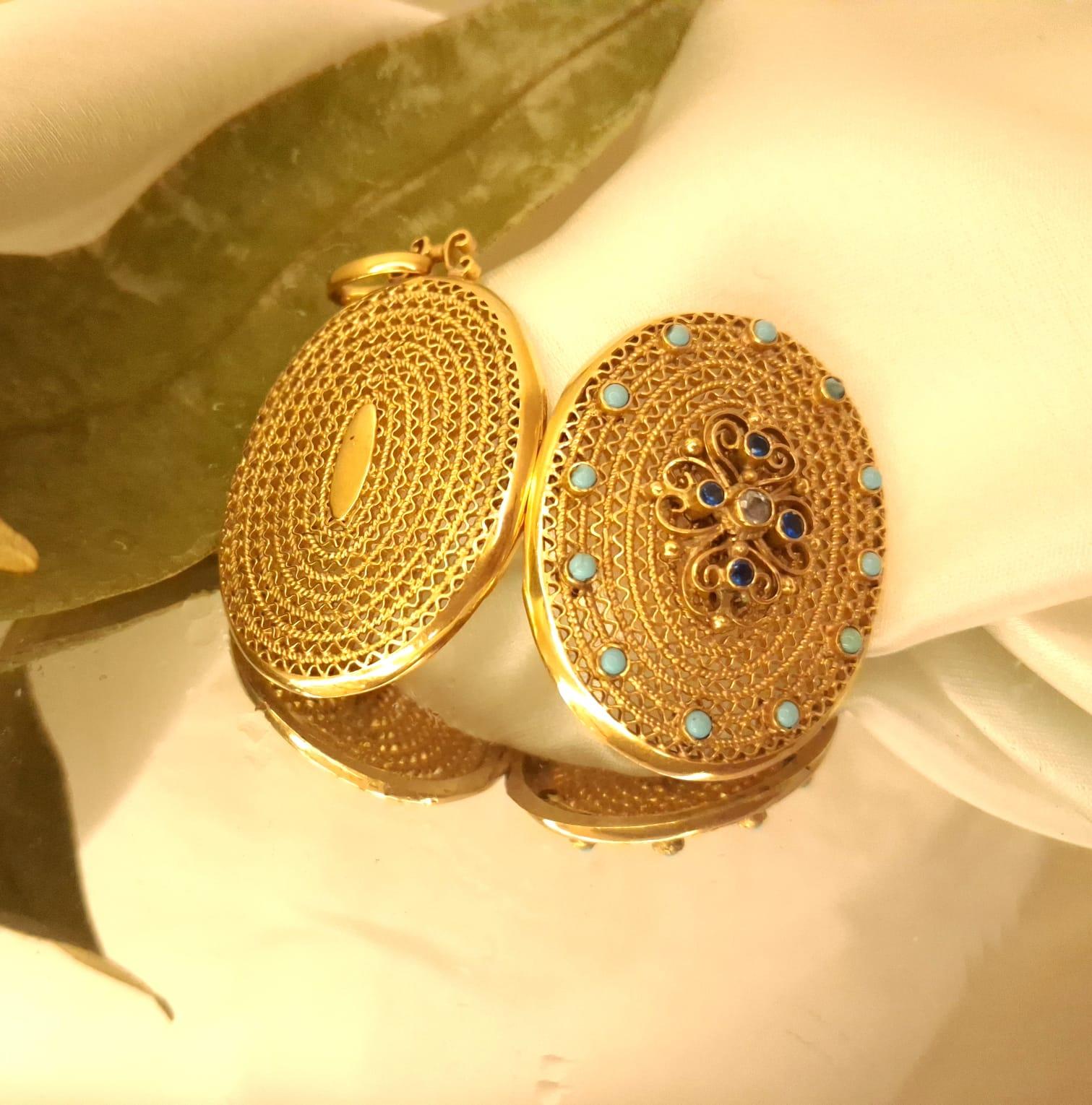 Medalhão de abrir trabalhado com pedras de cor Ourivesaria Carlos Alberto