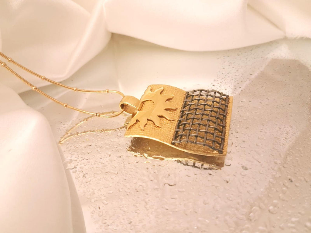 Medalha com sol em relevo Ourivesaria Carlos Alberto