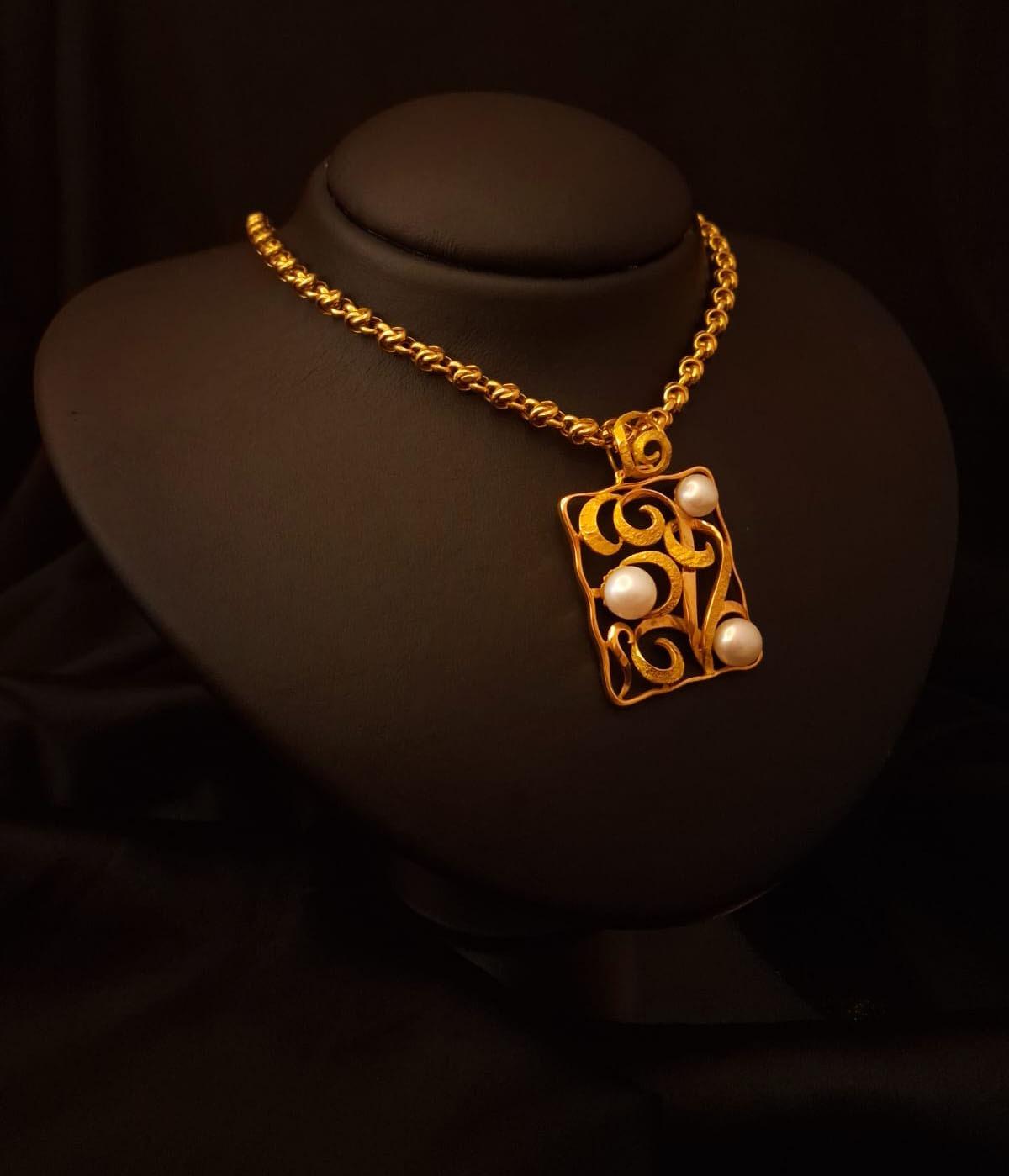 Medalha com 3 pérolas Ourivesaria Carlos Alberto