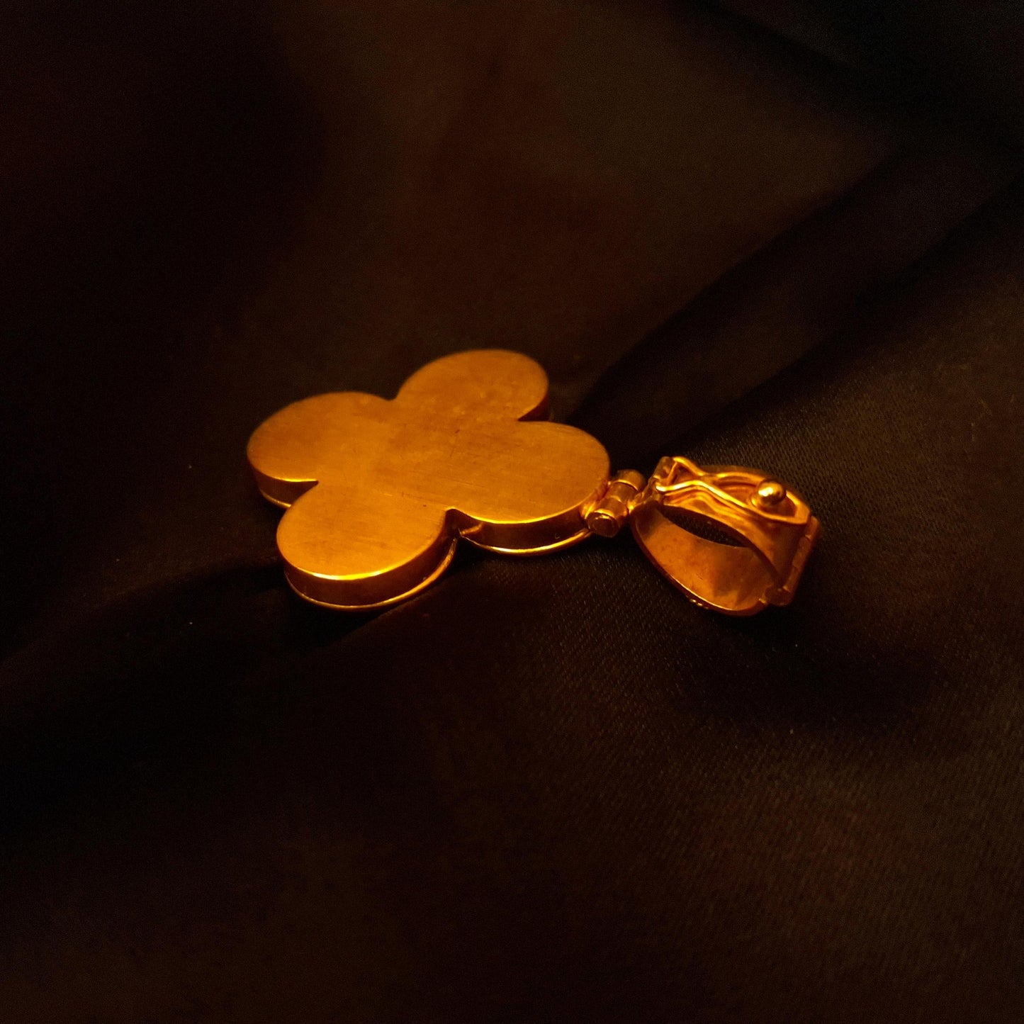 Medalha em forma de trevo c/ fecho Ourivesaria Carlos Alberto