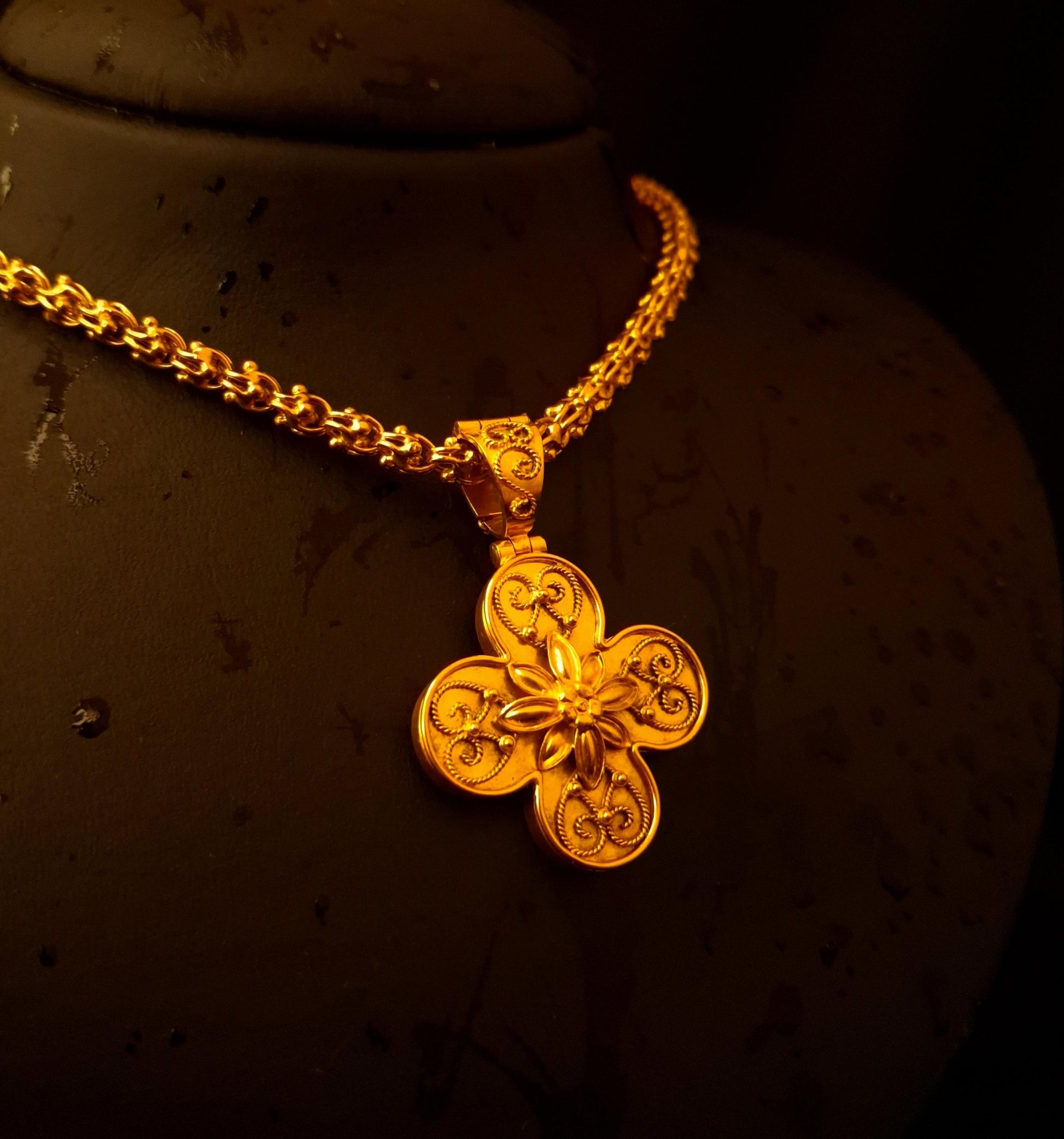 Medalha em forma de trevo c/ fecho Ourivesaria Carlos Alberto