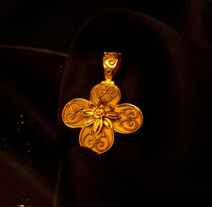 Medalha em forma de trevo c/ fecho Ourivesaria Carlos Alberto