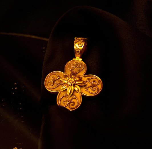 Medalha em forma de trevo c/ fecho Ourivesaria Carlos Alberto