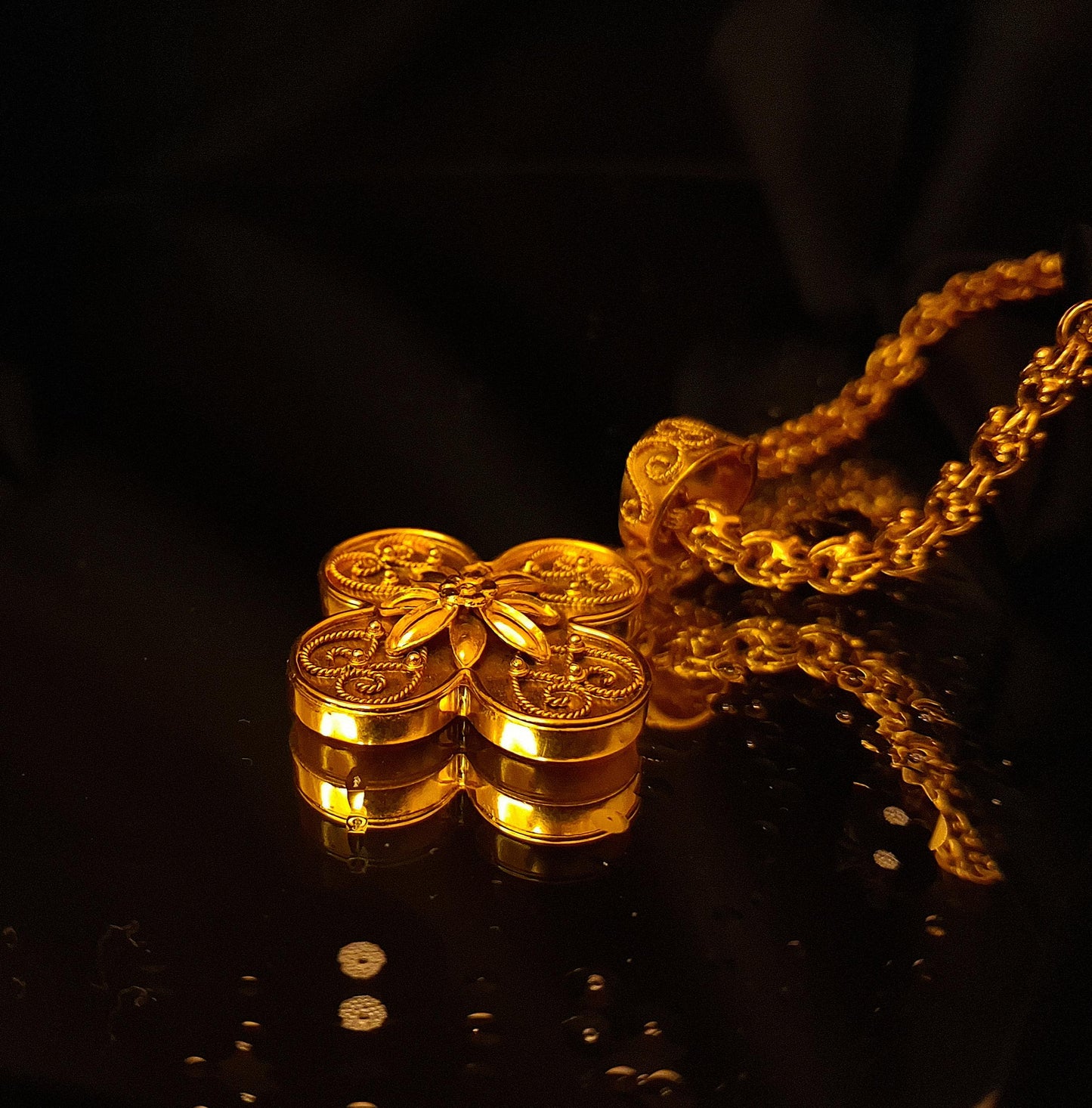 Medalha em forma de trevo c/ fecho Ourivesaria Carlos Alberto