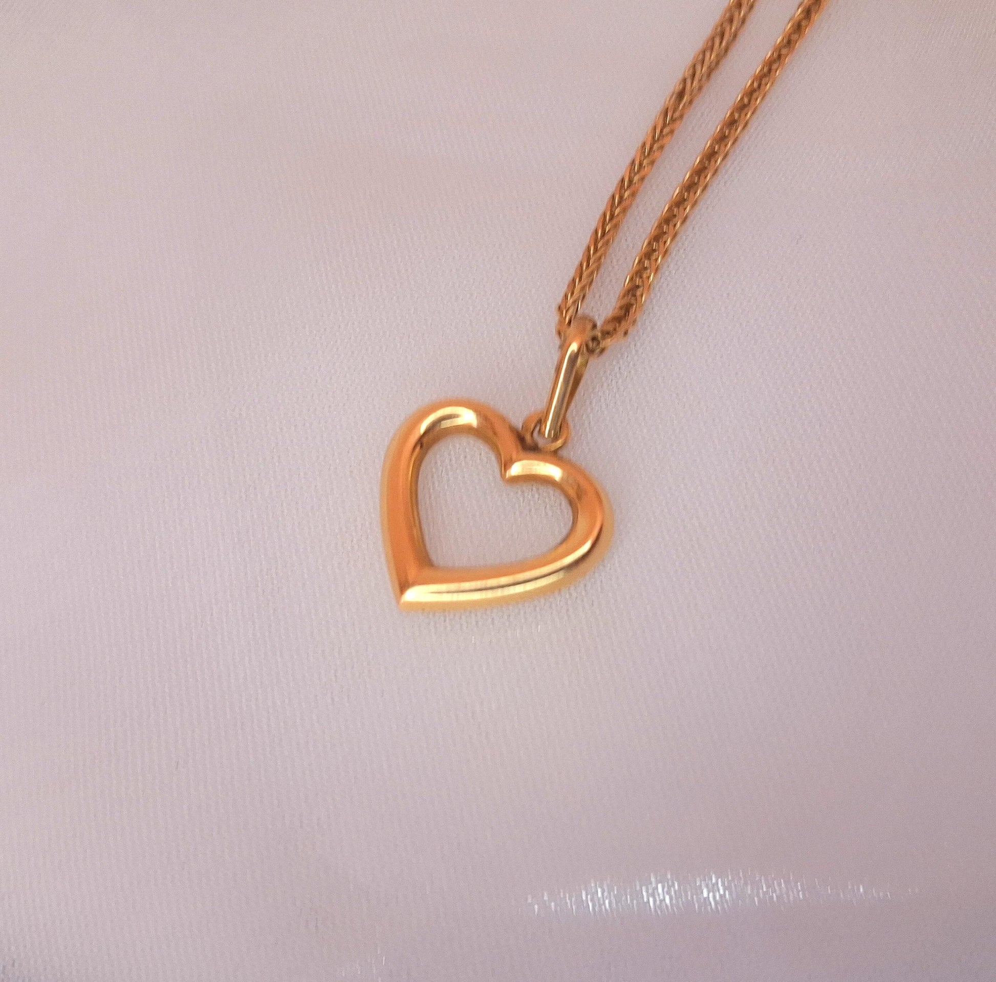 Medalha coração contorno Ourivesaria Carlos Alberto