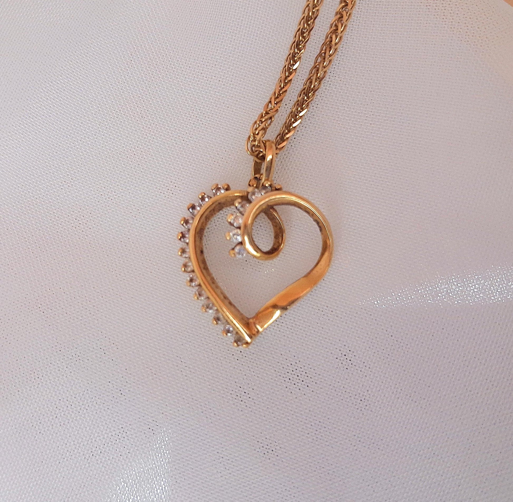 Medalha coração c/ pedras brancas Ourivesaria Carlos Alberto