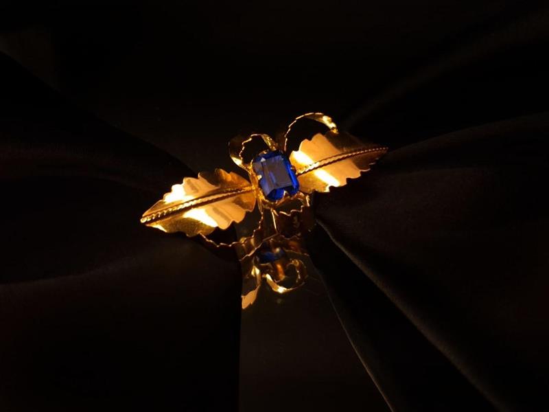 Alfinete de peito com pedra azul Ourivesaria Carlos Alberto