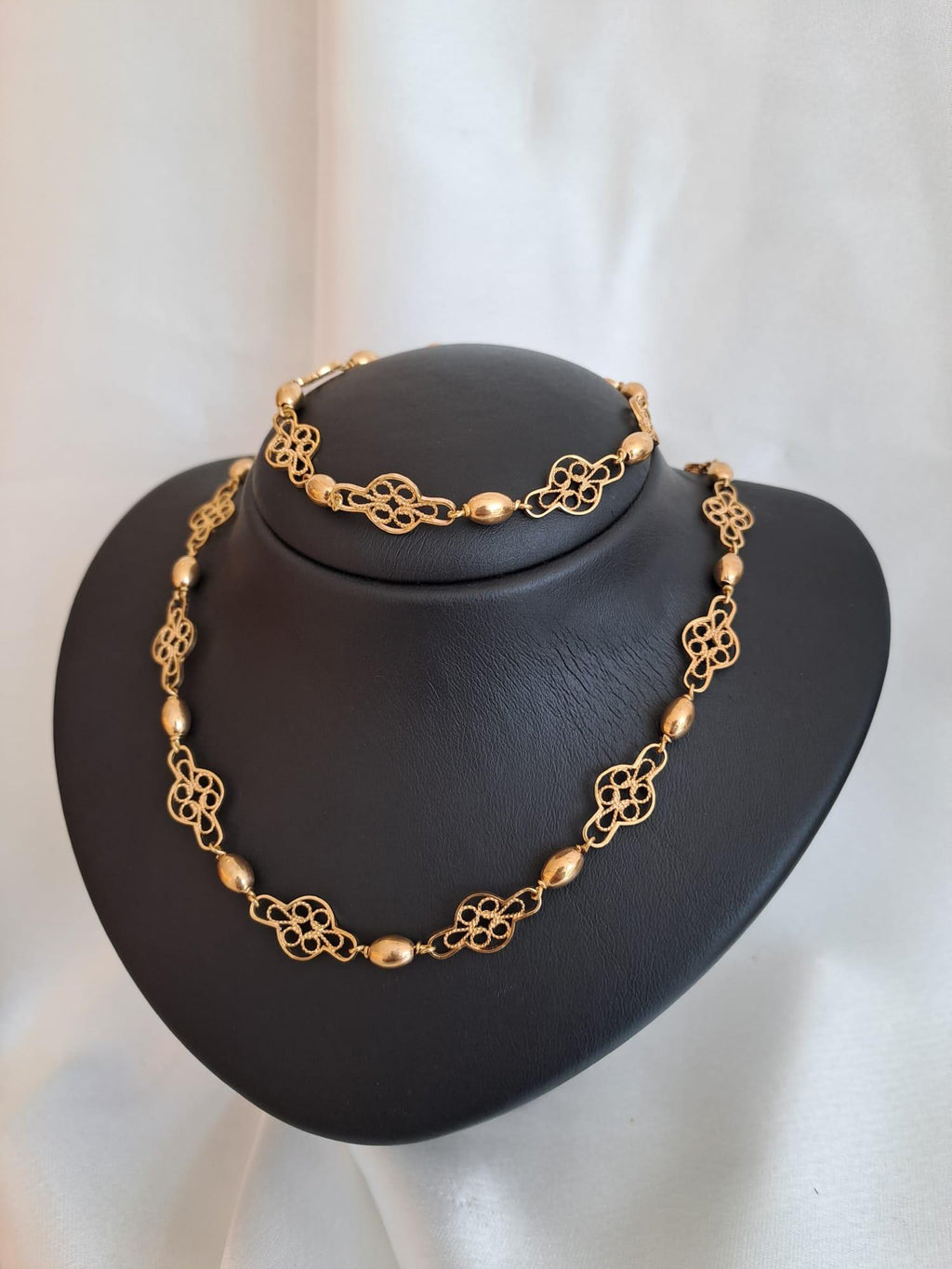 Gargantilha e pulseira aos elos tipo filigrana e aos pipos Ourivesaria Carlos Alberto