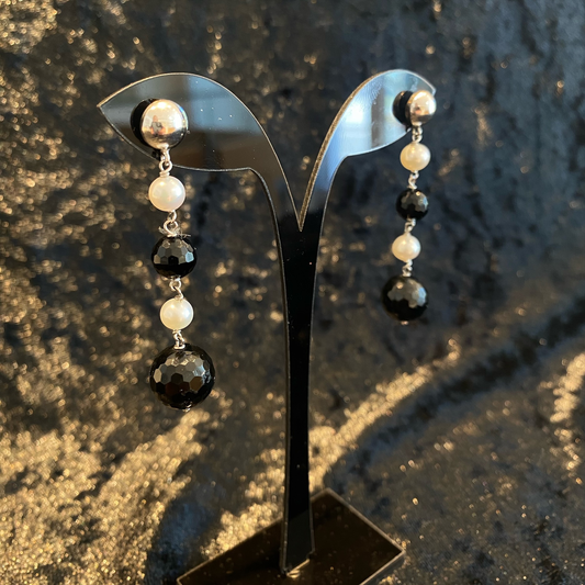 Brincos em ouro branco com pérolas e pedras pretas Ourivesaria Carlos Alberto