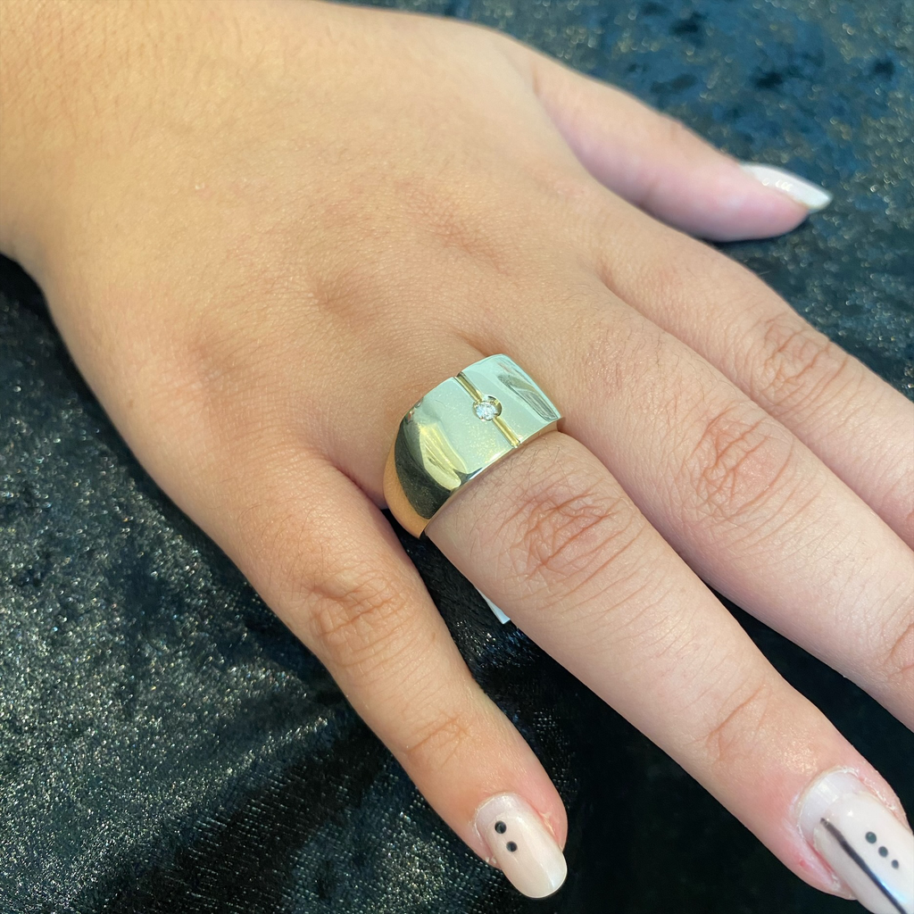 Aliança em ouro branco com diamante no centro Ourivesaria Carlos Alberto