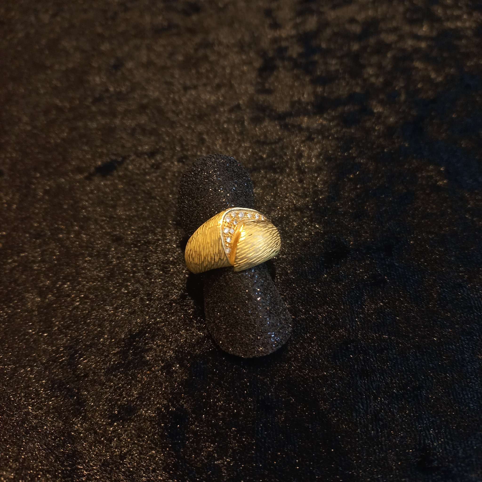 Anel rugoso com Diamantes Ourivesaria Carlos Alberto