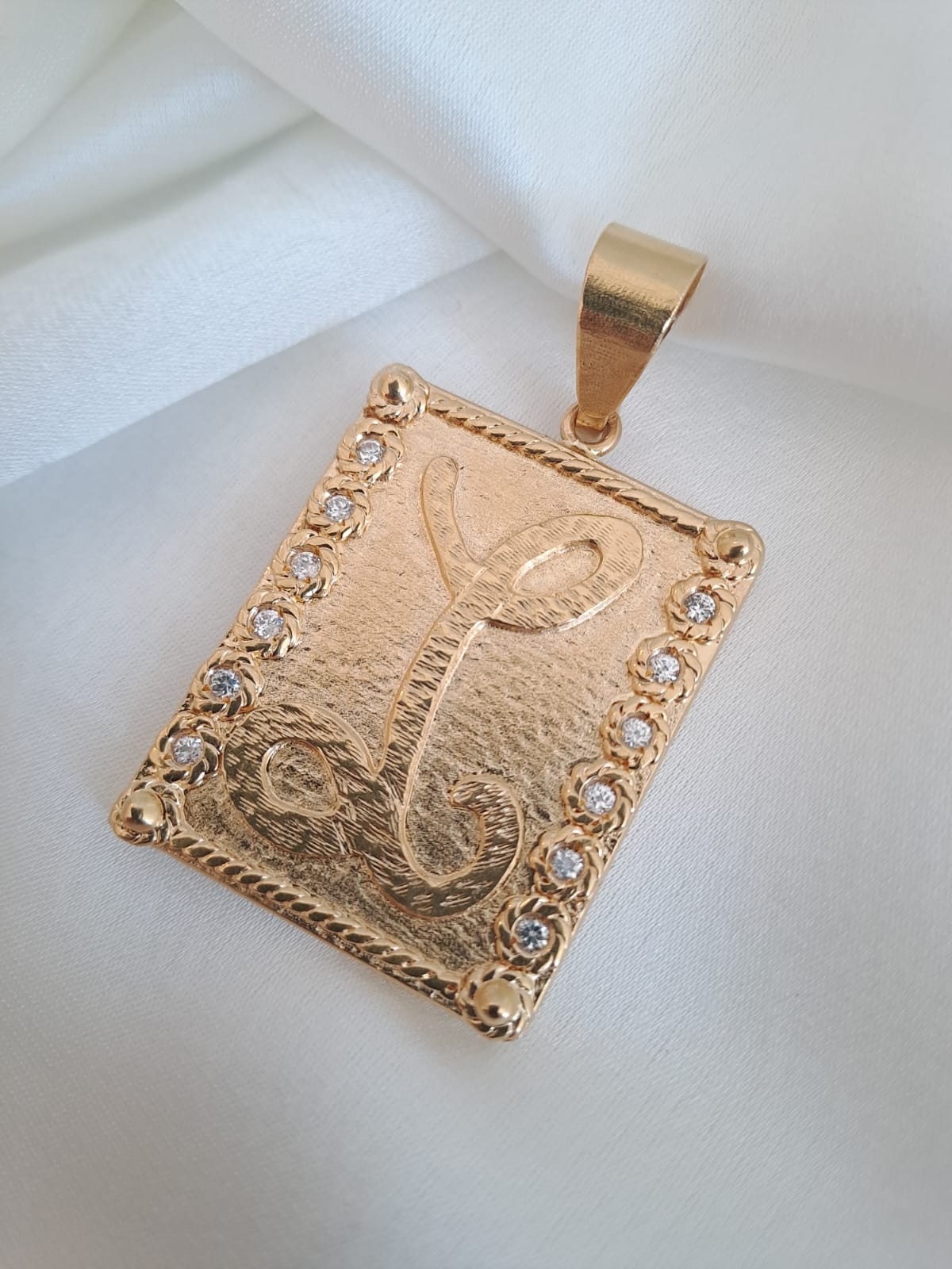 Medalha com letra L com pedras brancas Ourivesaria Carlos Alberto