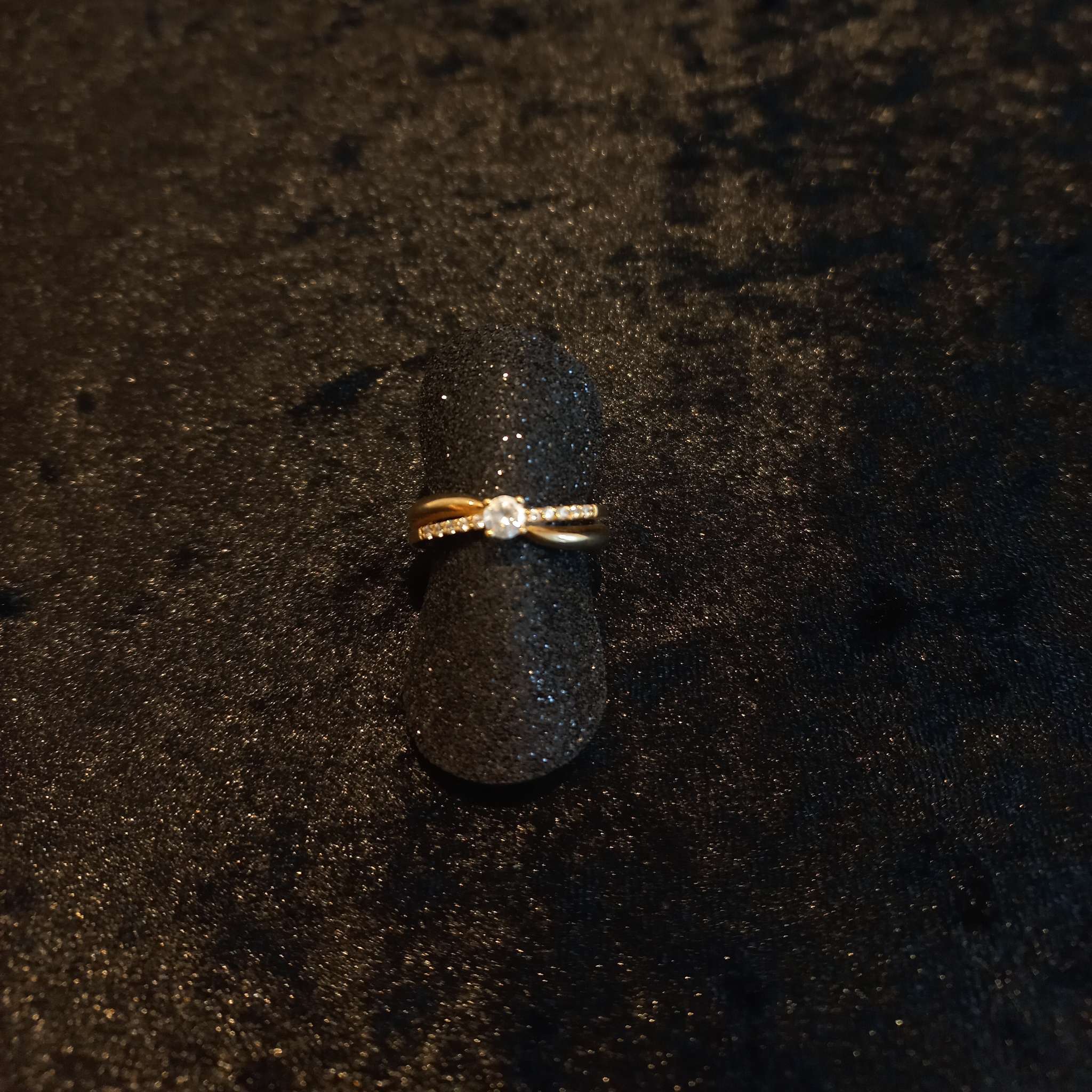 Anel tipo solitário com pedras brancas Ourivesaria Carlos Alberto