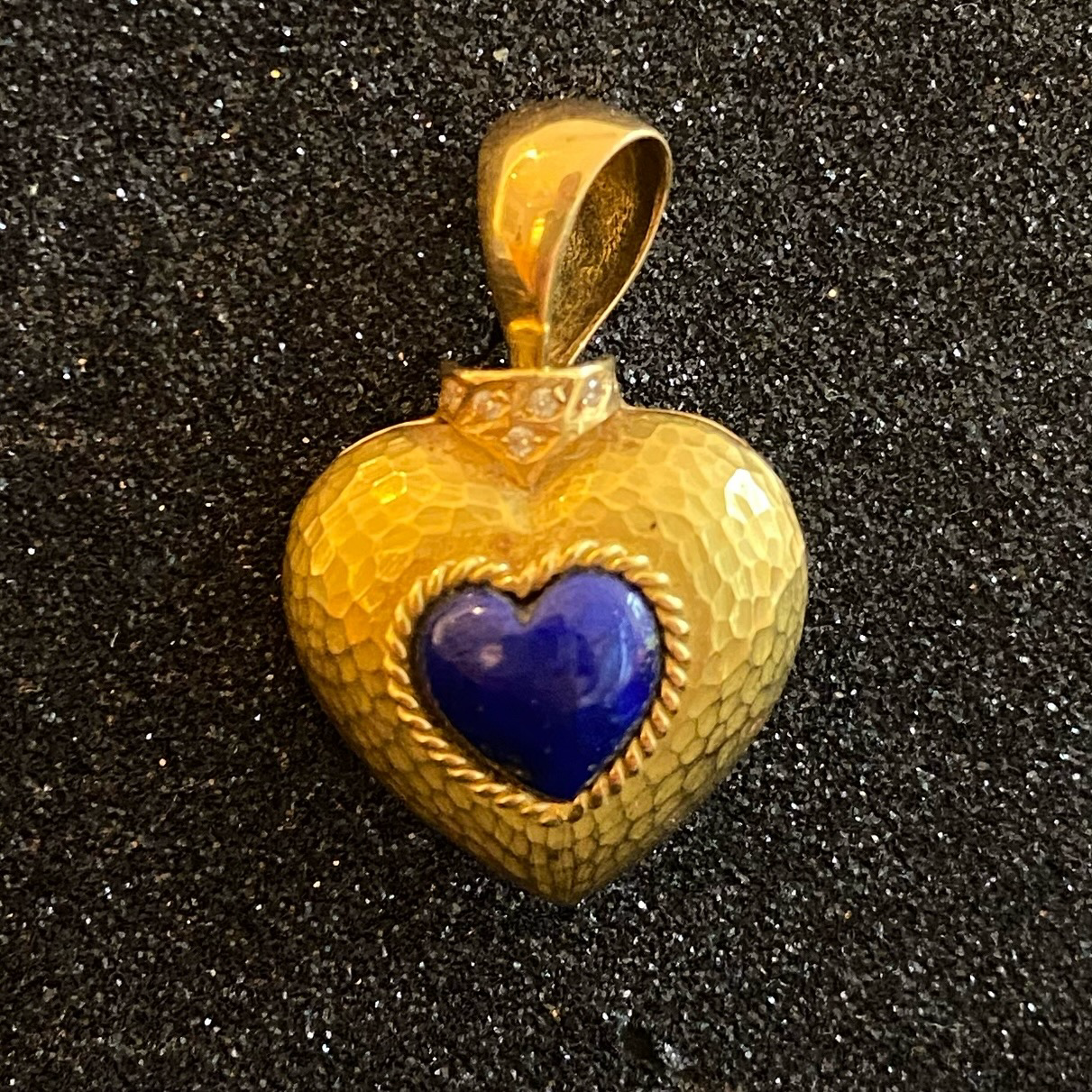 Medalha em forma coração cinzelado com pedra azul Ourivesaria Carlos Alberto